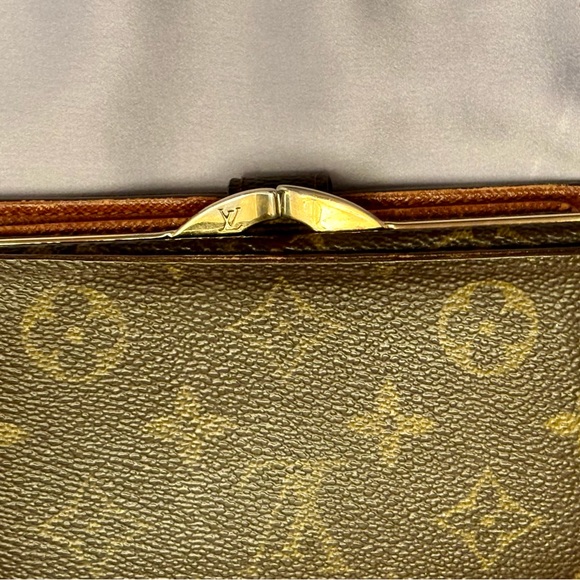 ✨Louis Vuitton KISS LOCK Wallet in great condition except 2 small call-outs✨ - Picture 9 of 17